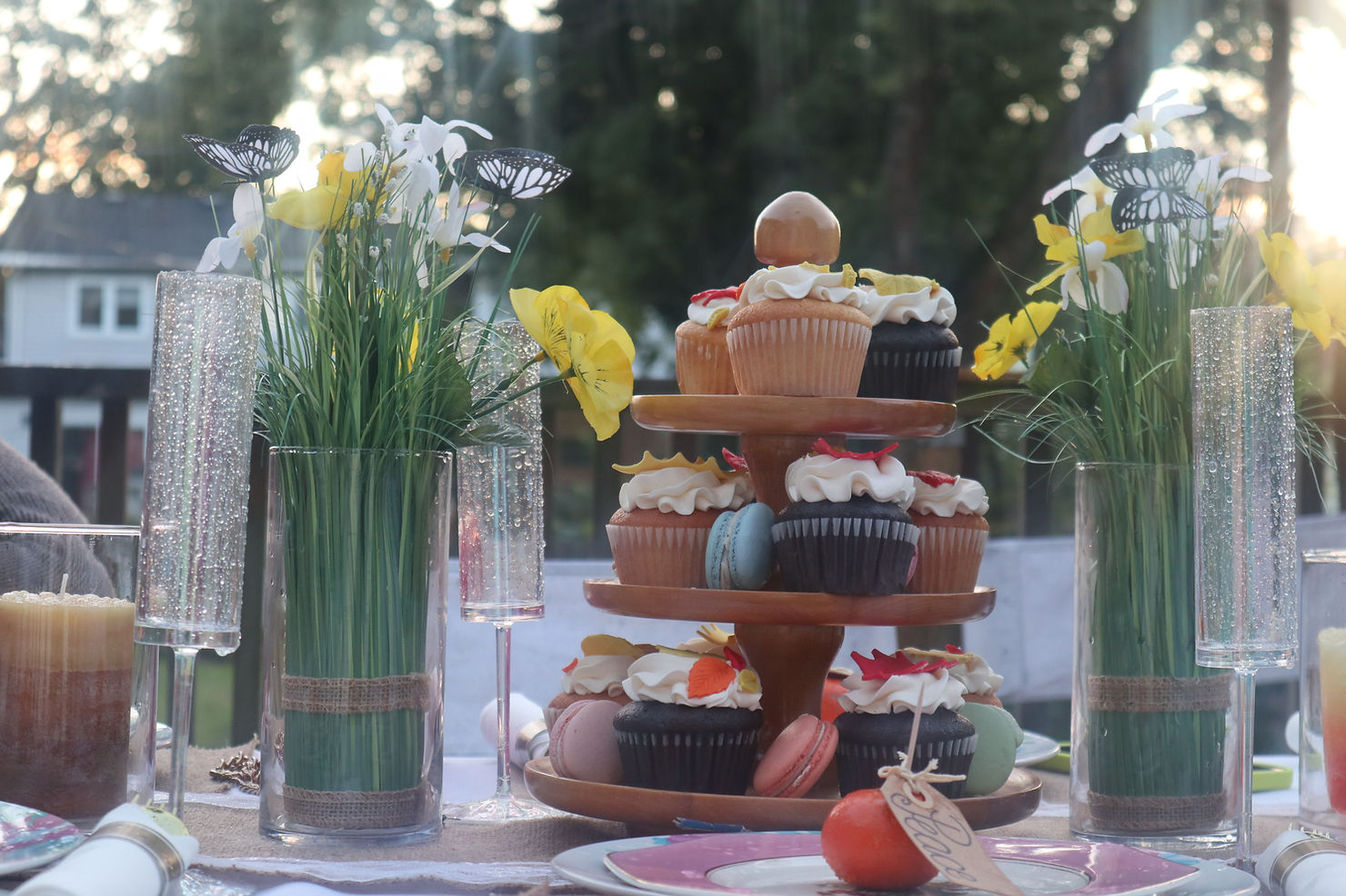 tablescape featuring dessert satnd with assorted thanksgiving cupcakes
